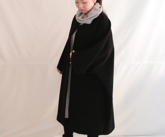 送料無料】圧縮ウールのドルマンスリーブコート 黒 自然堂 - Pinkoi