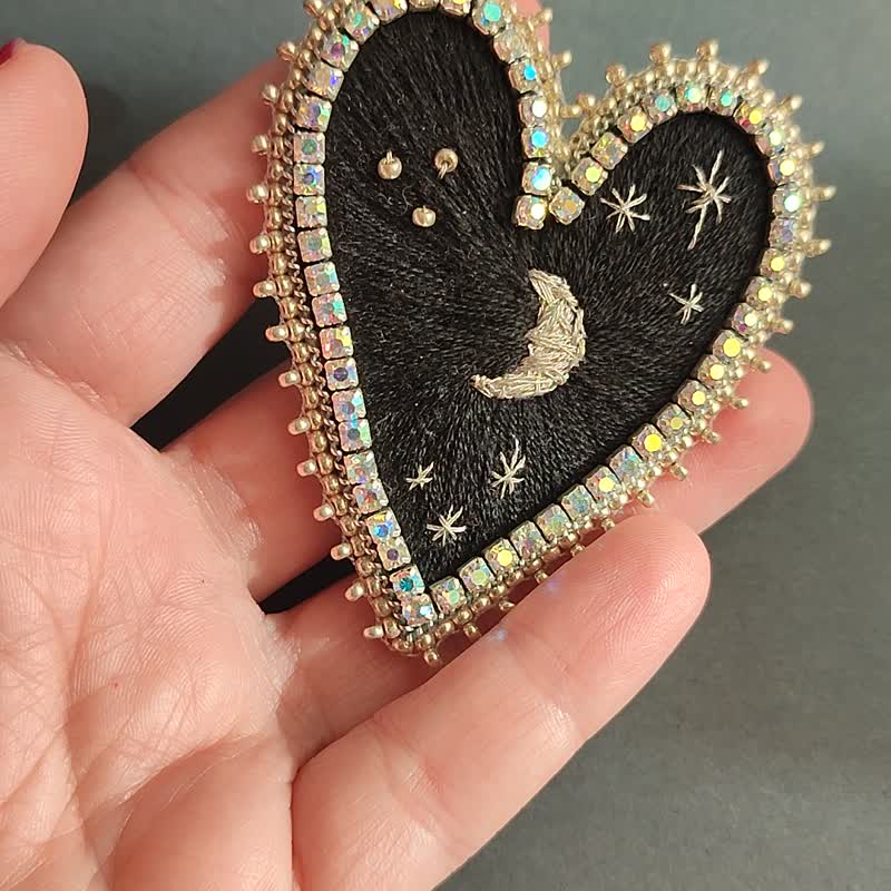 ウクライナ 黒いハートと銀の月、タロットモチーフのピンバッジ。魔女