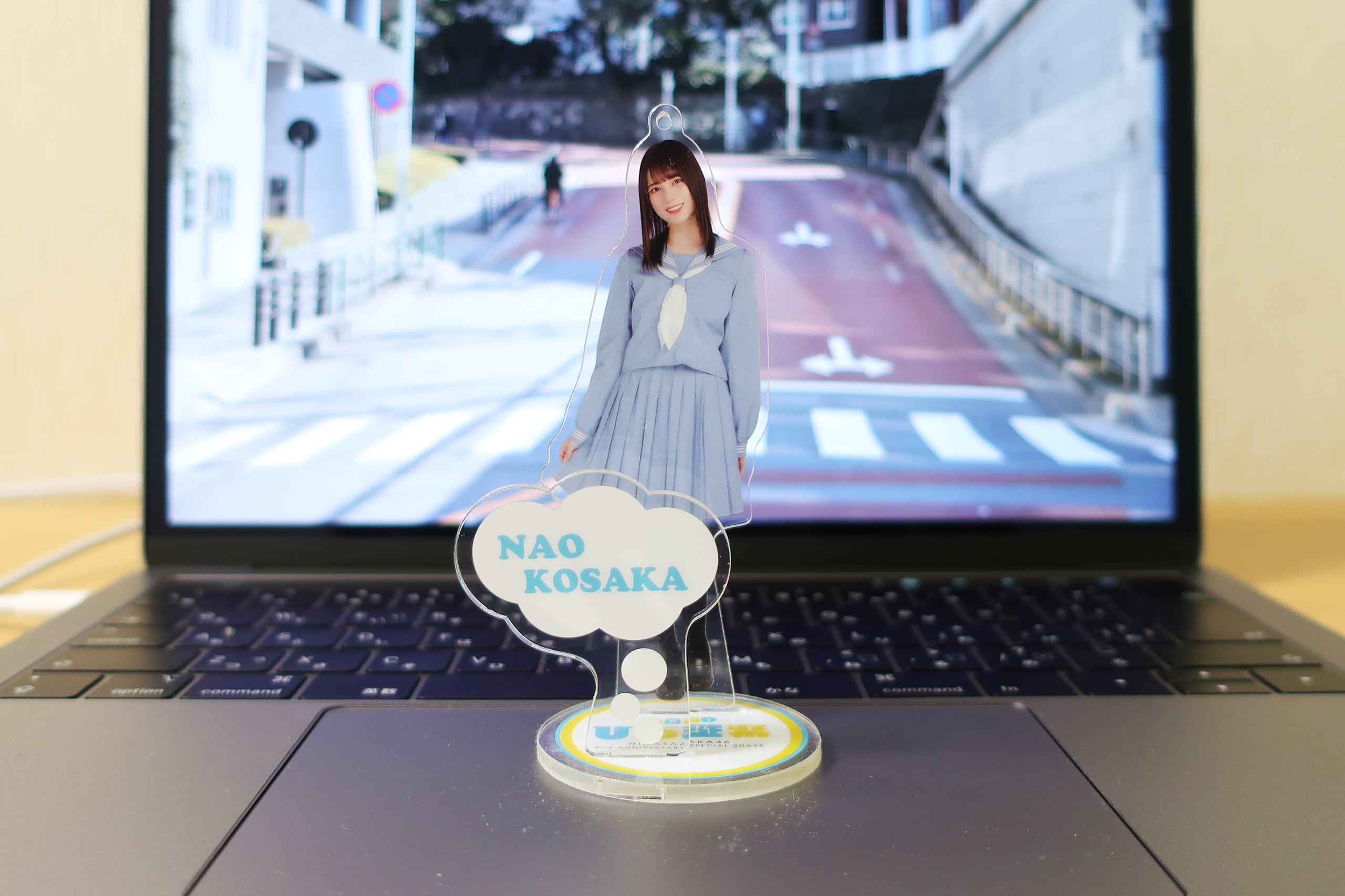 日向坂46のアクリルスタンドとニュースペーパーバッグのレビュー