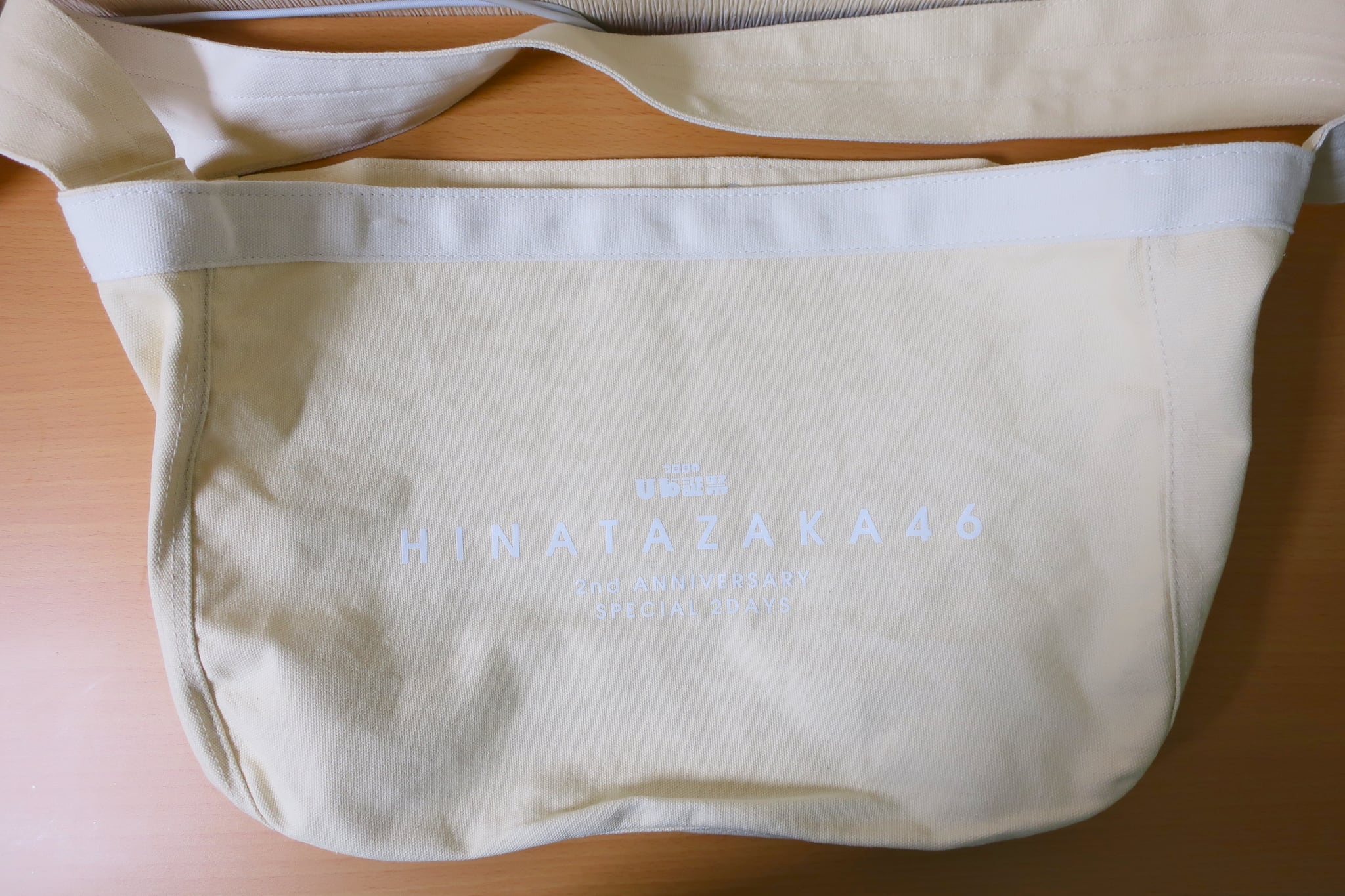 日向坂46のアクリルスタンドとニュースペーパーバッグのレビュー