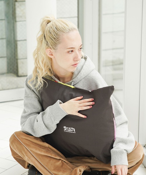 X-girl（エックスガール）の「X-girl × KOZIK TRIBAL GIRL CUSHION