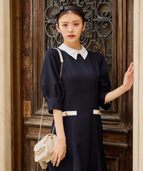 SWINGLE（スウィングル）の「バイカラー衿金ボタンデザインワンピース