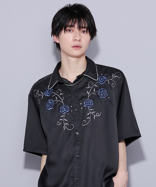 Ellno Loset（エルノロゼット）の「ローズ刺繍パイピングシャツ