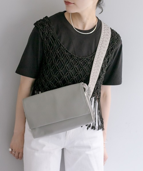 ear PAPILLONNER（イアパピヨネ）の「《牛革》ワイドテープショルダー