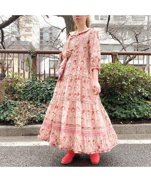 今流行りのレトロなピンクハウスワンピース