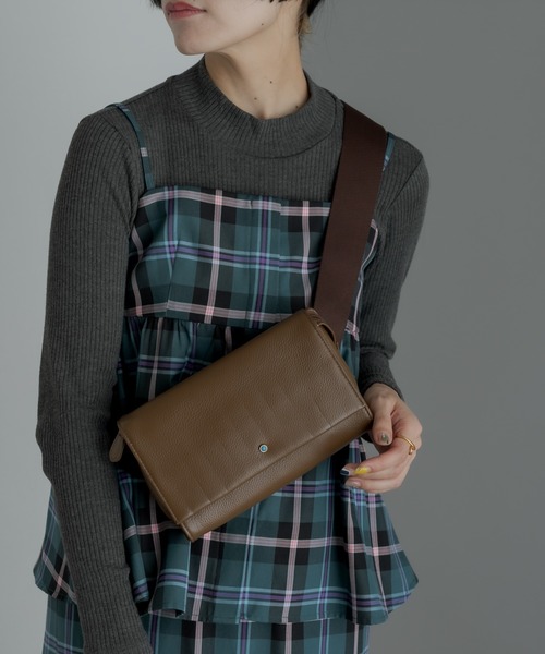 ear PAPILLONNER（イアパピヨネ）の「ワイドテープボディバッグSサイズ