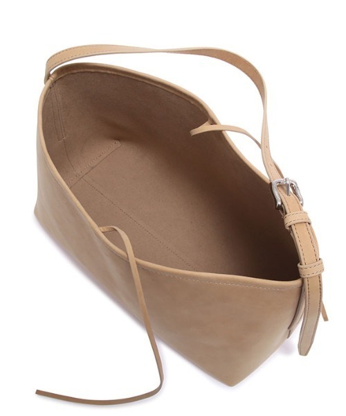 ETRE TOKYO（エトレトウキョウ）の「ナローショルダーランドスケープ