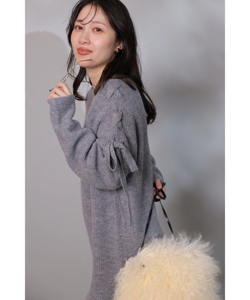 Apuweiser-riche（アプワイザーリッシェ）の「レースアップニット