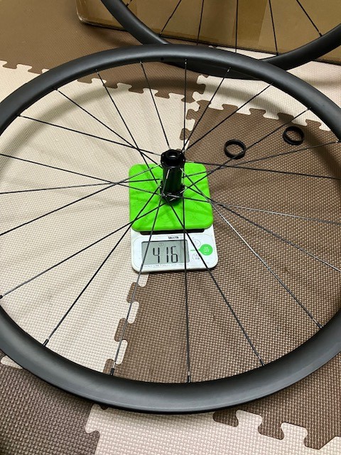 カーボンスポークを試すために持って軽いホイールを作りました