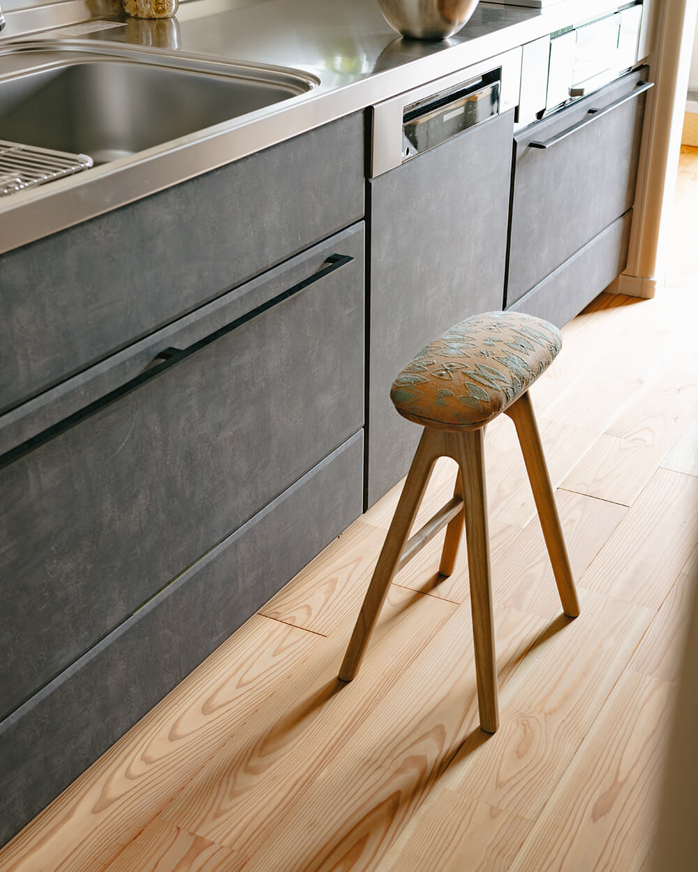 送料込】キッチンスツールNA(H530)＋張地ミナペルホネン グレー