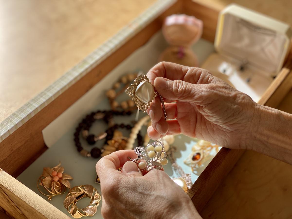 遺品整理中に出てきたアクセサリーの対処法について詳しく解説