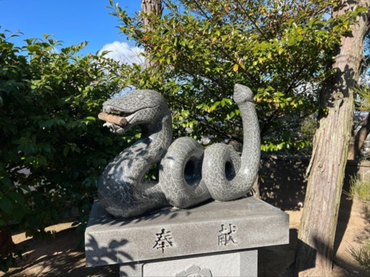巳年に人気の笠岡市「道通神社」蛇神信仰の総本山にはヘビの置物が