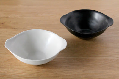 やさしい白と黒の器、井山三希子さんの「YASUMI」シリーズ | お知らせ