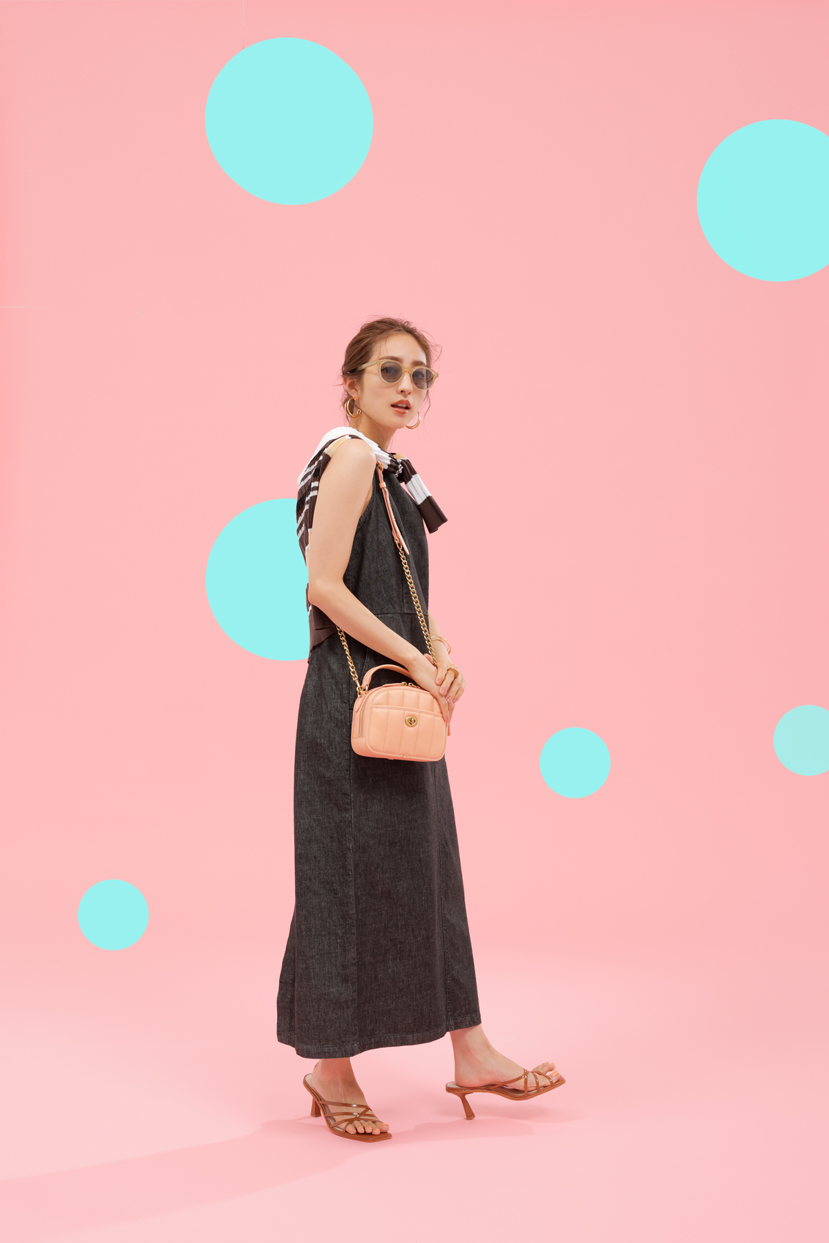 サーモンピンクに心ときめく♡ コーチの新バッグで夏コーデを