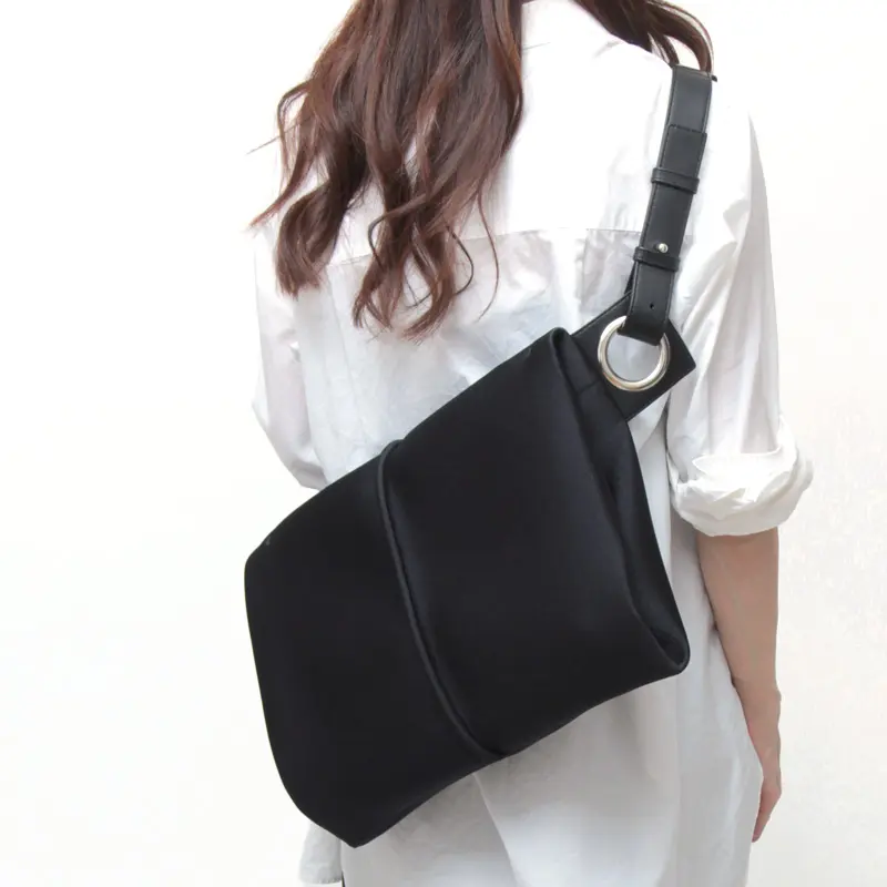 カワカワのショルダーバッグ button | 送料無料|ブラック | DANJO 公式