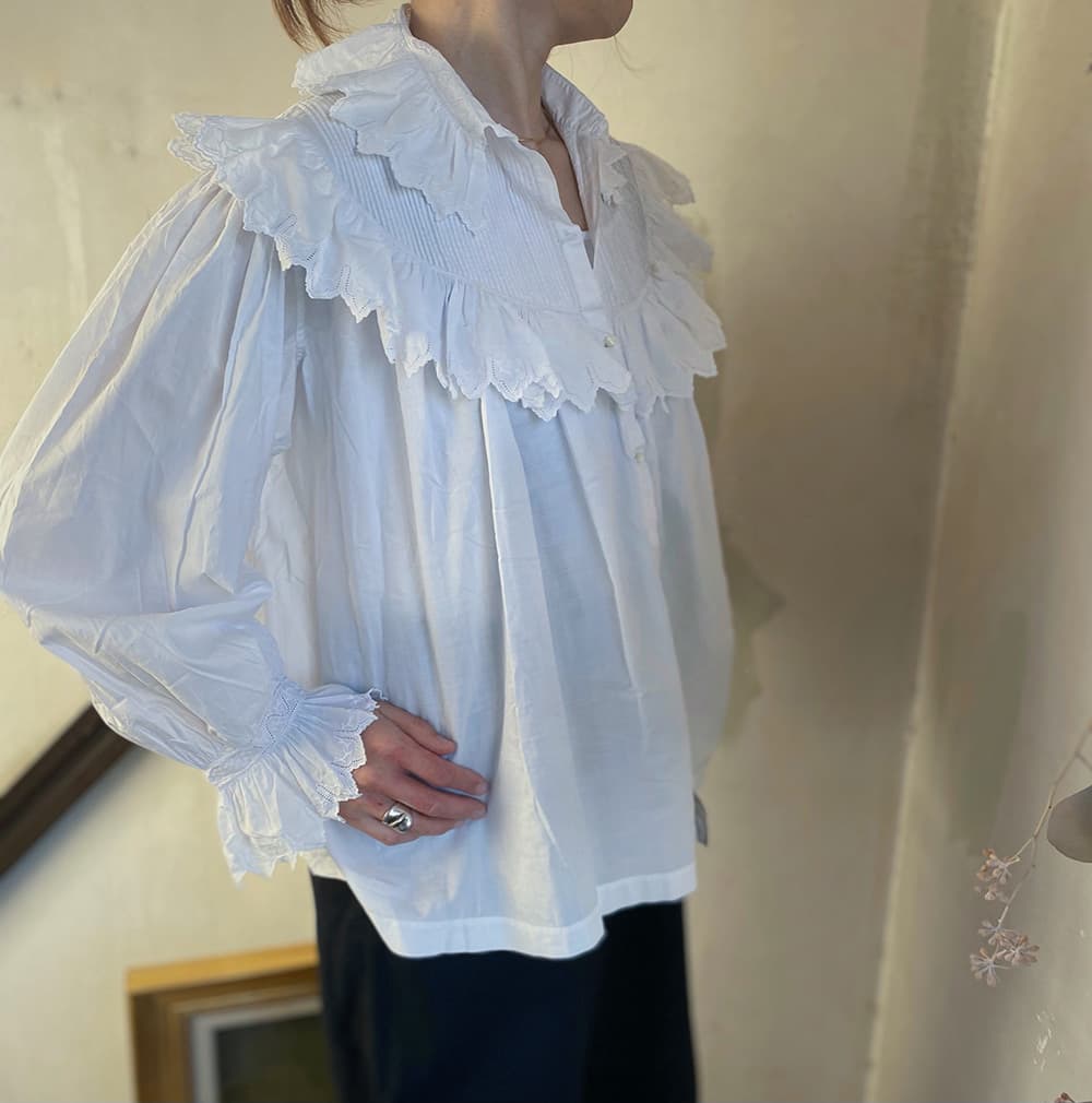 FrenchScalloplaceblouse