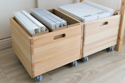 2ページ目）無印良品の可動式収納ボックスや持ち運べるテーブルで