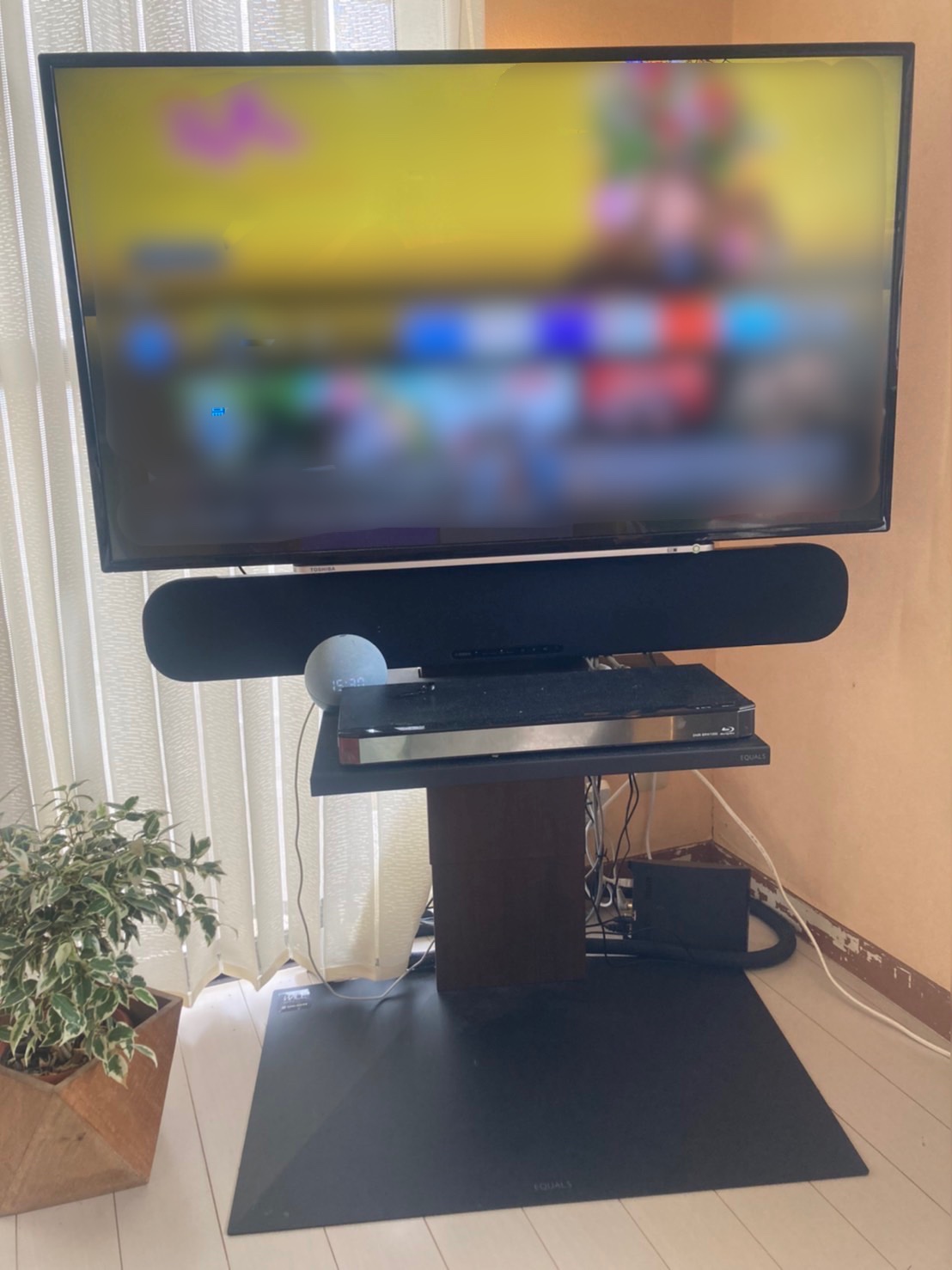 サウンドバーを壁掛け風テレビスタンド「WALL V3」に汎用金具で設置