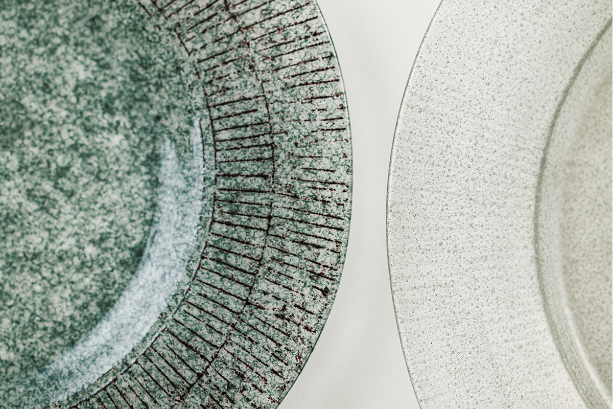 食事がより楽しくなる《太田良子》のうつわガラスの粒子を巧みに使い