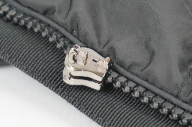 モンクレールのファスナー引手破損・修理について｜協和クリーニング