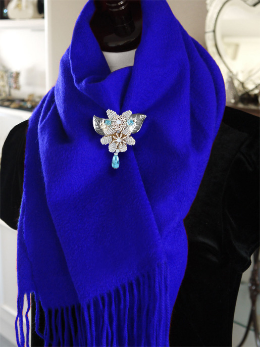 STANLEY HAGLER | ブルーフラワーブローチ - コスチュームジュエリー