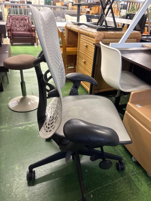 Herman Miller (ハーマンミラー) ワークチェアー ブラック×ホワイト 肘