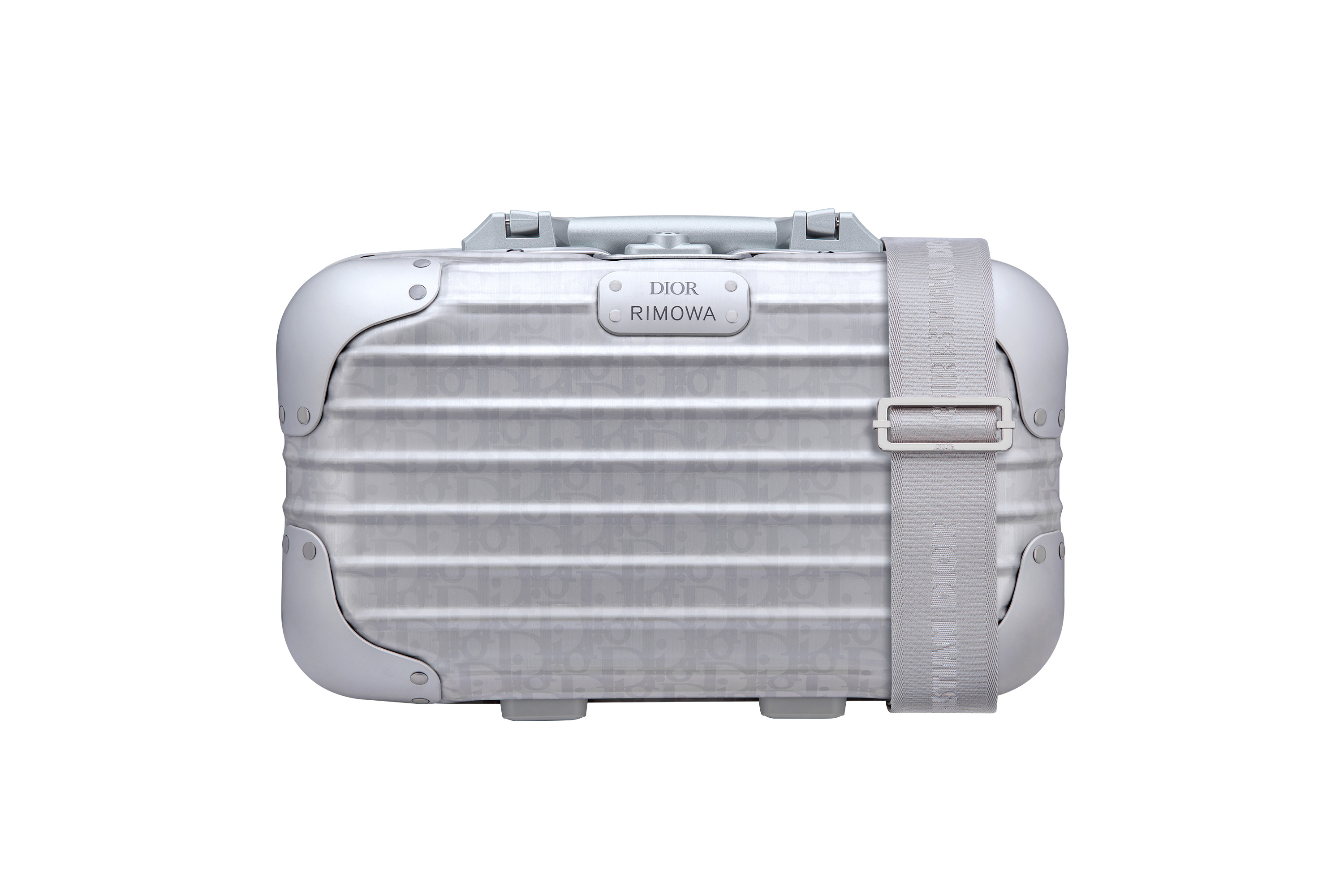 ディオール&リモワの新たな旅の必需品、トランクケースが誕生