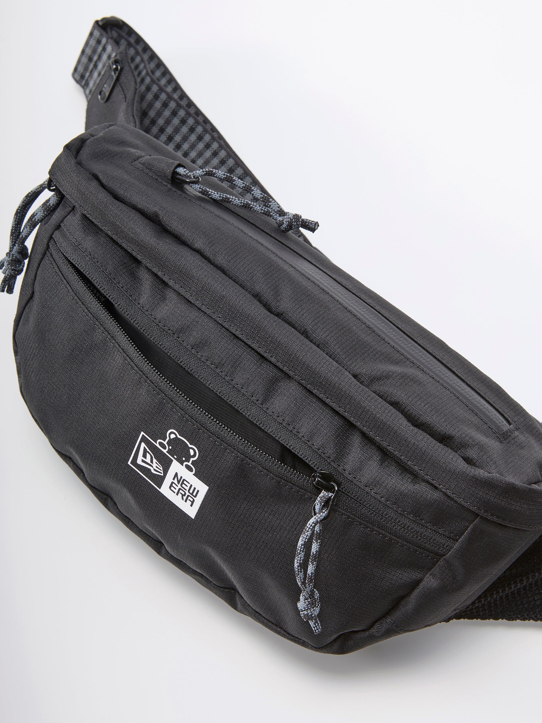 ボディバッグ〈NEW ERA® × familiar〉 | ファミリア公式サイト