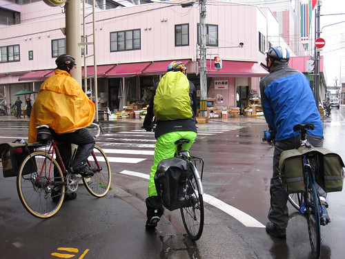 サイクルレインポンチョ】蒸れにくく真夏も快適 めくれない ベンチ