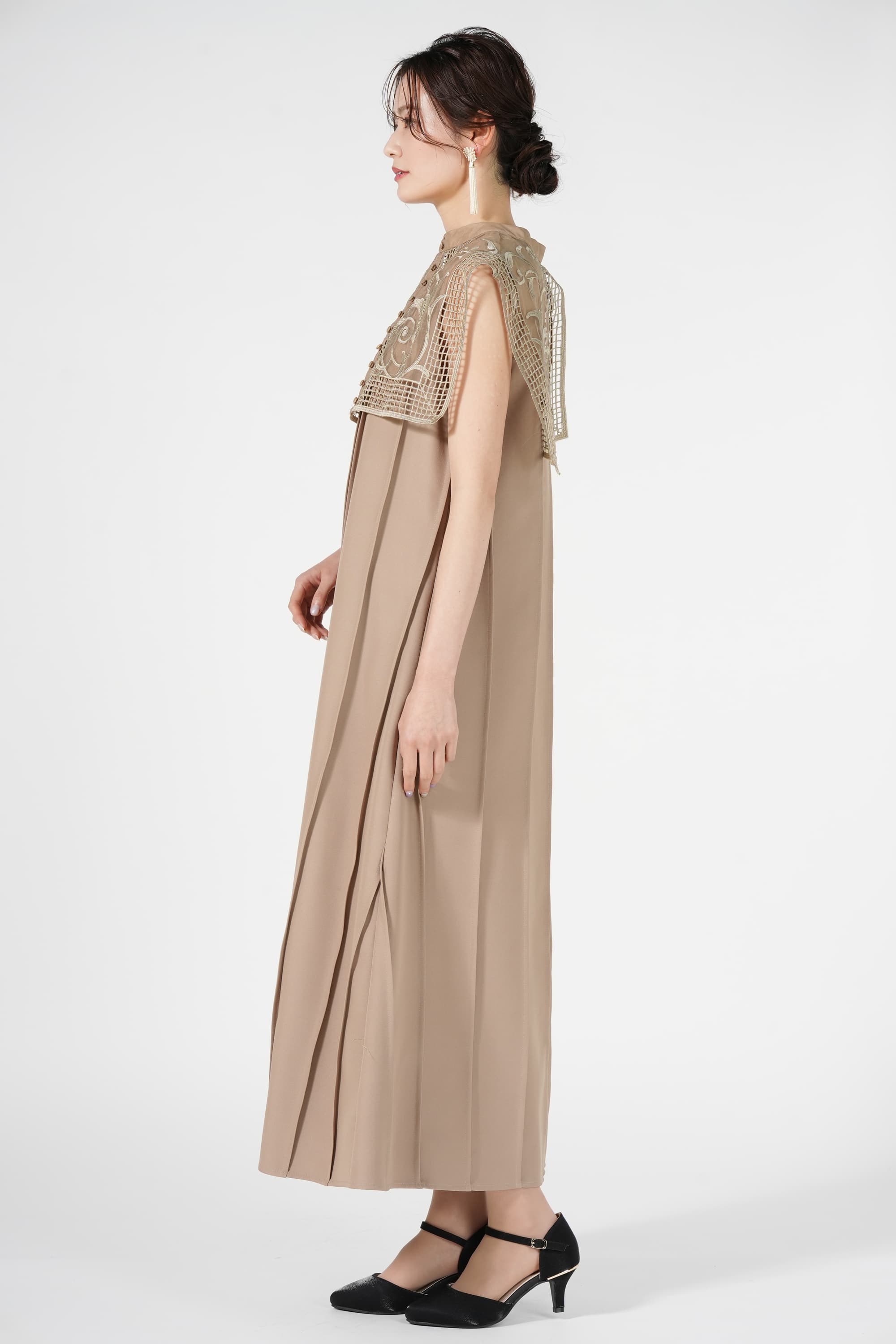 Ameri VINTAGE 刺繍ビッグカラーベージュドレス (M〜L) をレンタル