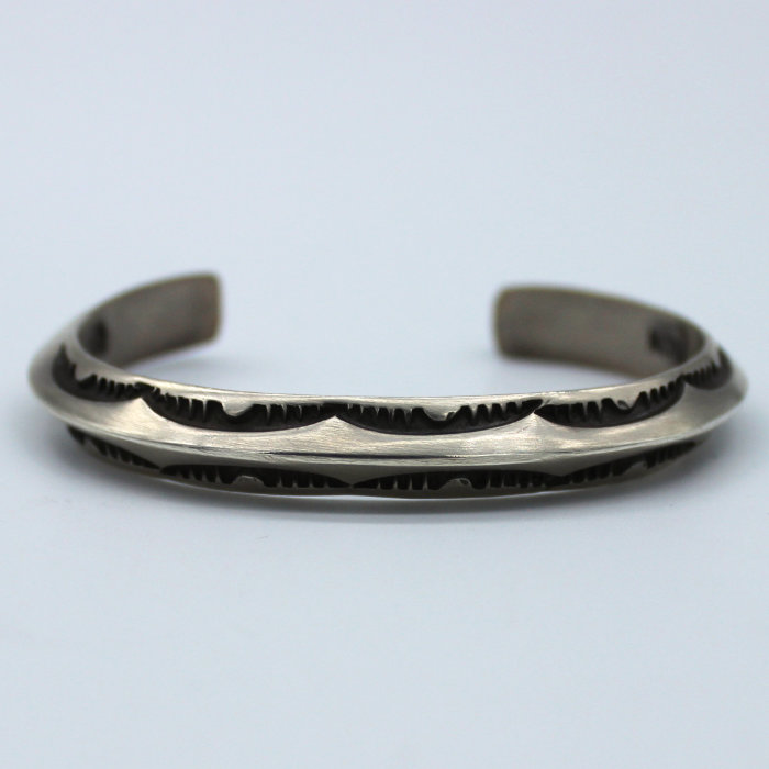 ナバホ族 NORA NAVAJO シルバーバングル