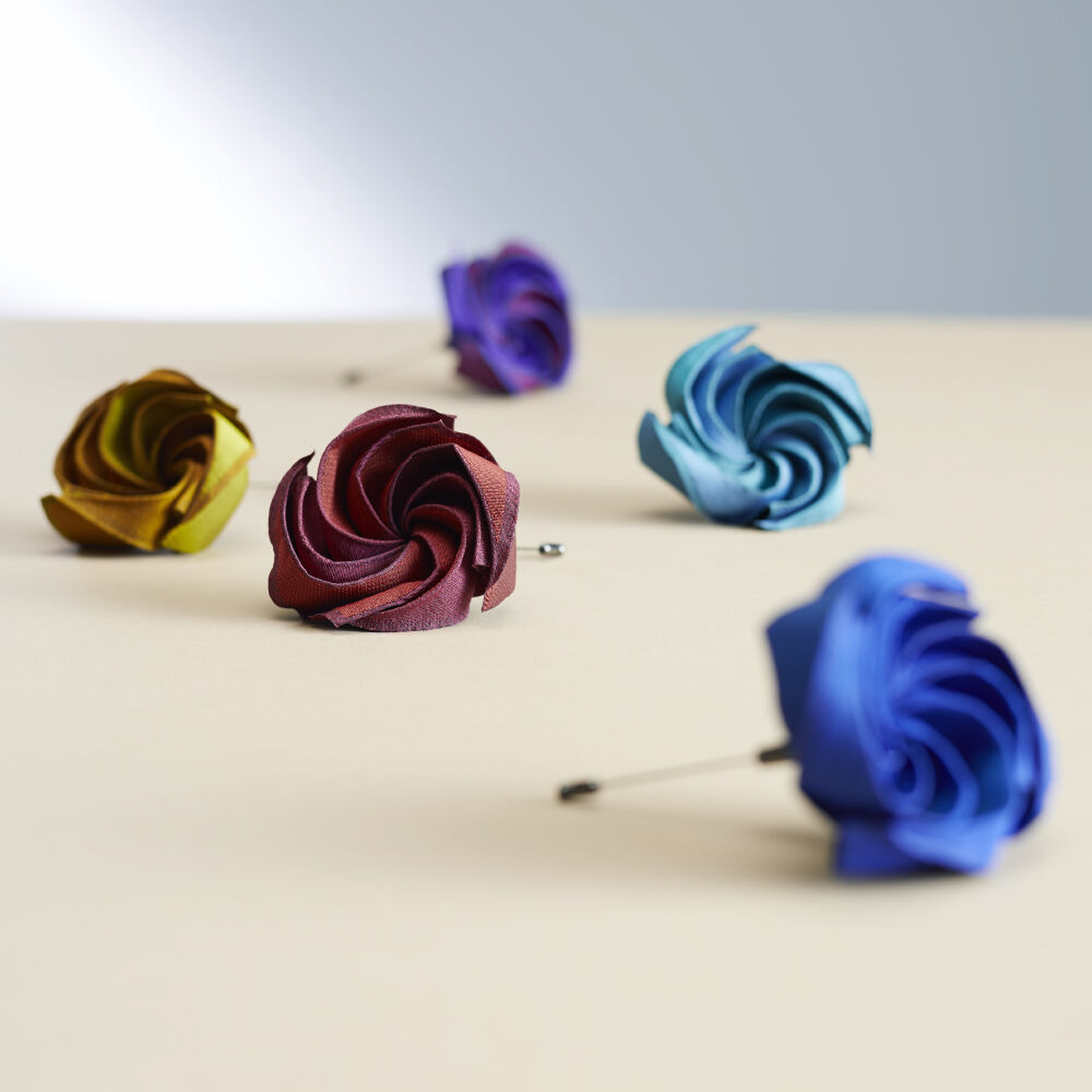 ISSEY MIYAKE》がホリデーシーズンに提案する、花の手紙とコサージュ