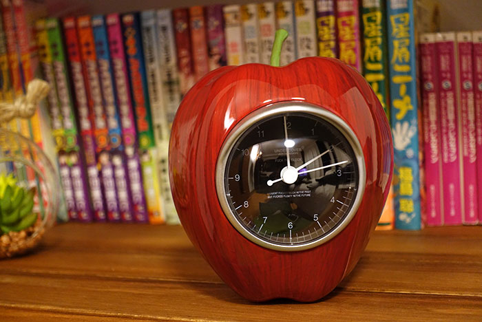 リンゴ型の置き時計「GILAPPLE CLOCK」を買いました。デザインが最高に