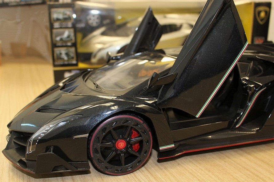 黒いヴェネーノ」が登場！ 緻密に再現された1/10のランボルギーニ