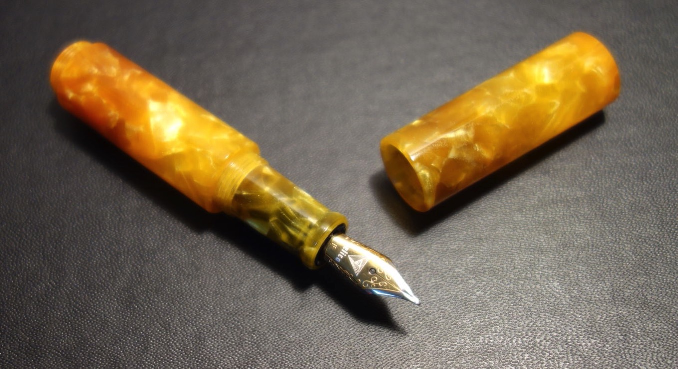 ヘリコ(helico)の小さな万年筆・シュクル。同じモノは二つと作れない一