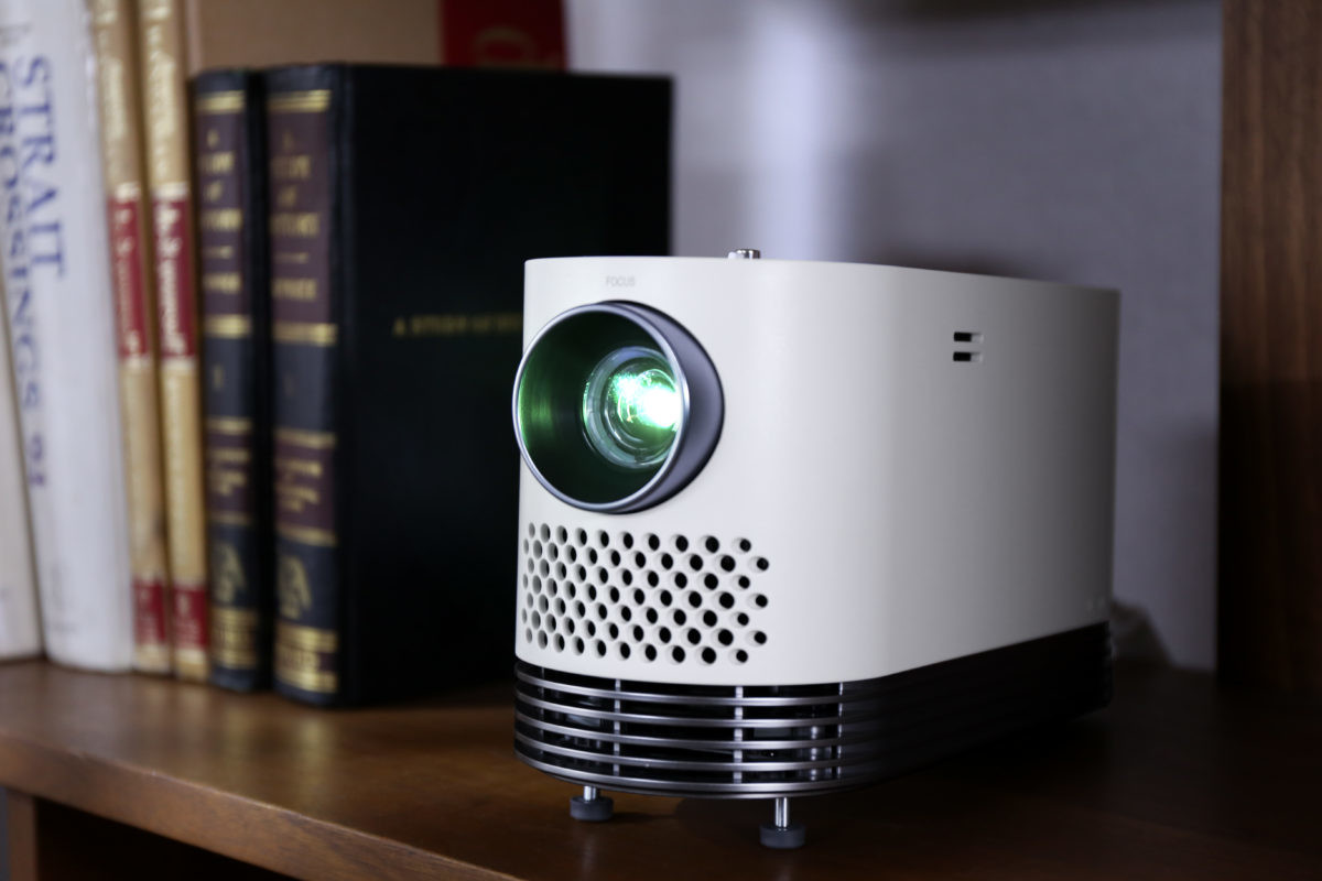 映像を大画面で楽しめる「LG CineBeam（シネビーム）」は