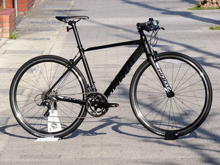 モノトーンデザインのフラットバーロード「FORMA」クロスバイクとは