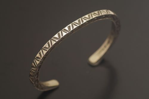 ナバホバングル ケビン・ラモーン作 《4面スタンプ/スクエアワイヤー