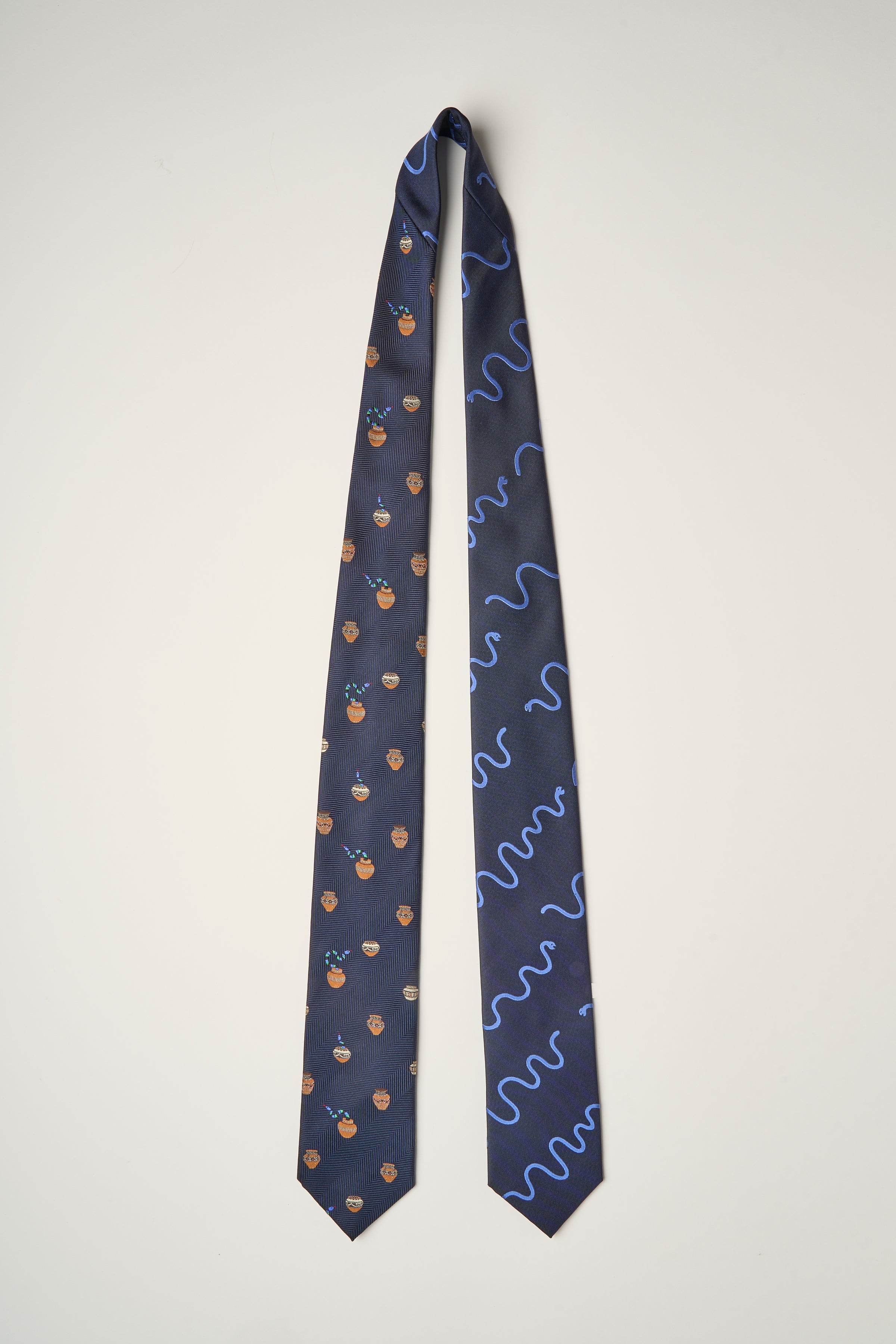 蛇は寸にして人を吞む｜十二支タイ（へび）NAVY – giraffe ONLINE SHOP