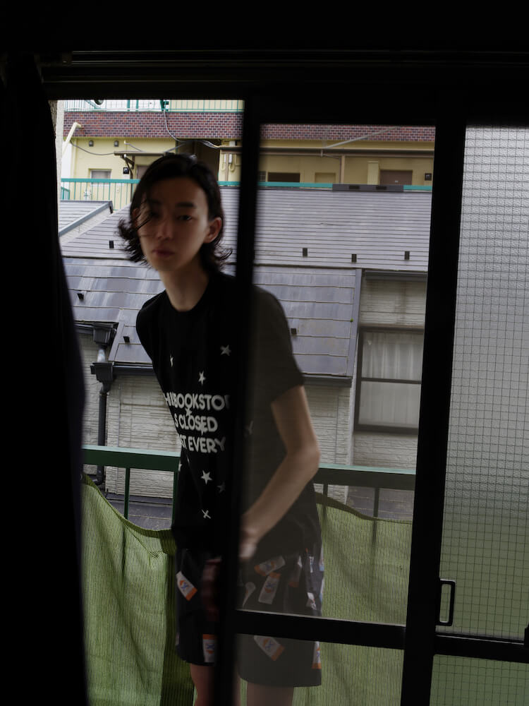 kudosとflotsambooksのコラボTシャツが登場！ 鈴木 親が撮影したルック