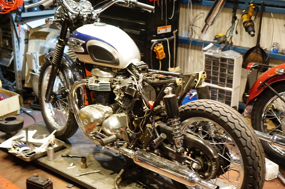 W650 クラシックカスタム ローダウンとキャブトンマフラー | 後藤屋