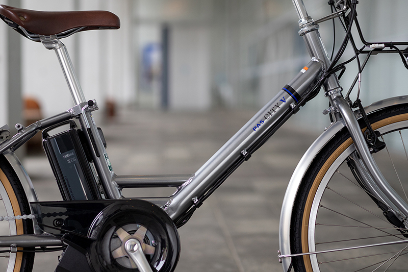 スタイリッシュなデザインと本格的な走行性能を備えた24型電動アシスト