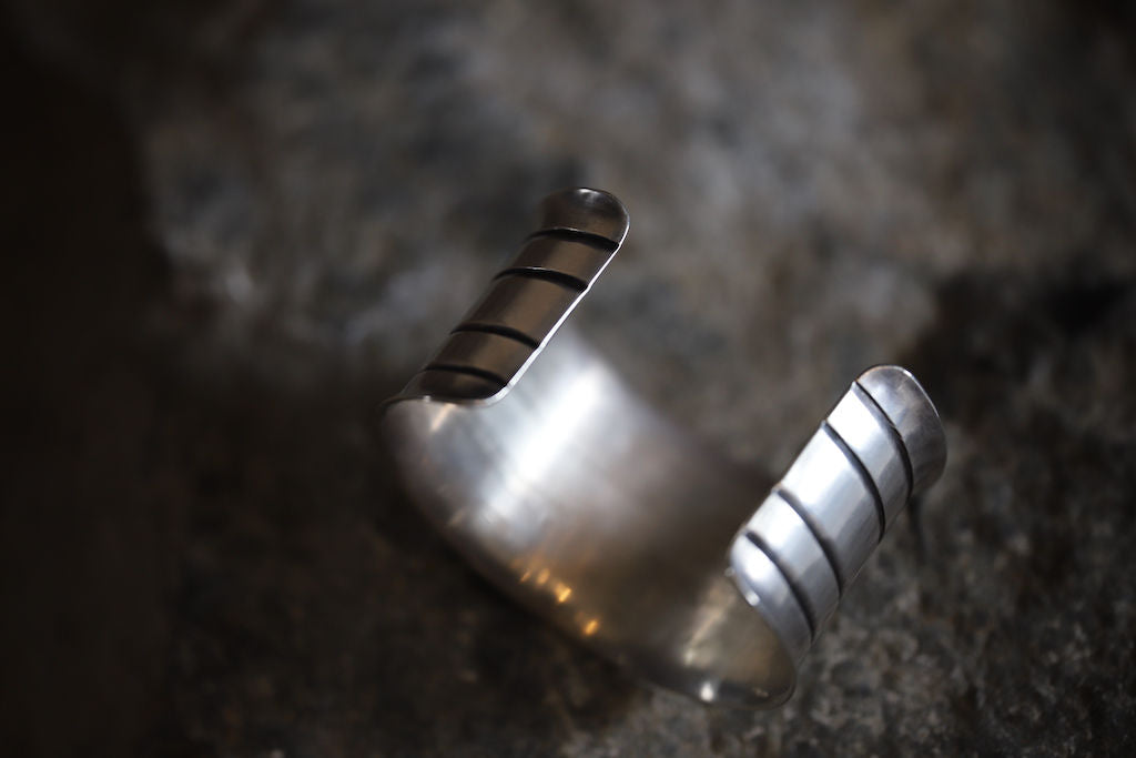 JAMES FAKS 5LINES BANGLE BLACK FOOTブラックフット族 インディアン