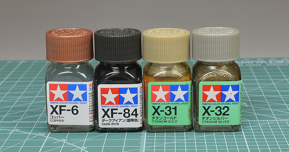 水性カラー アクリジョンとタミヤエナメルのメタリック塗料の比較（筆
