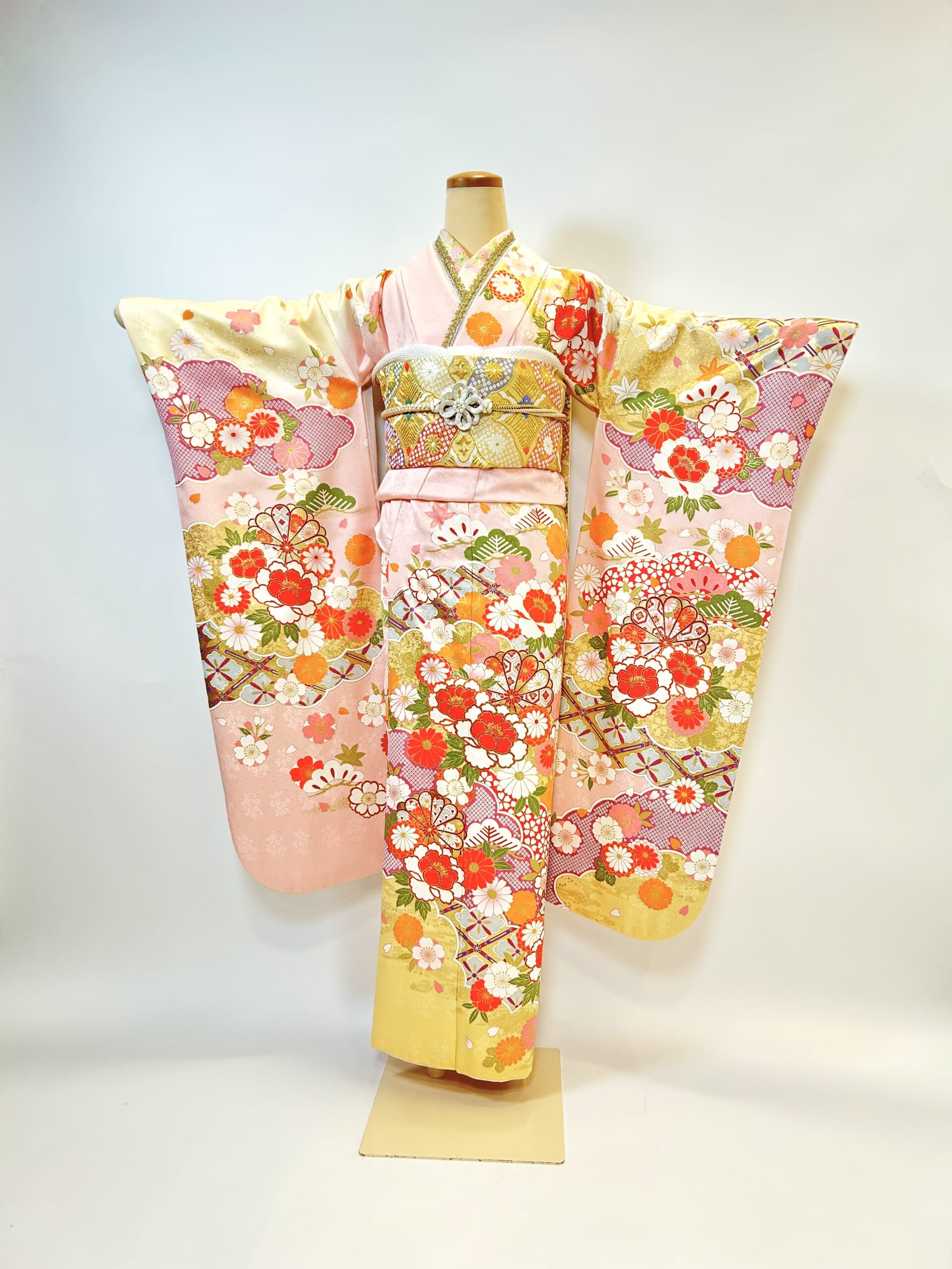 金の雲取りが華やかなピンク | 京都・大阪で振袖・前撮りのことなら花⼗⾊