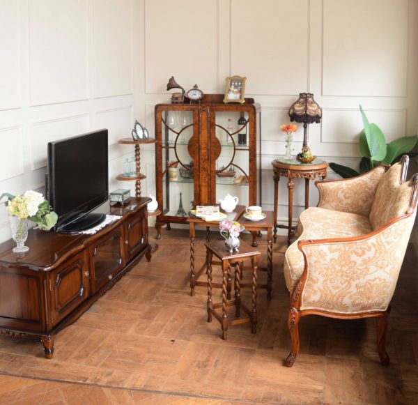 アンティーク風家具の花台、天板が3つの3段フラワースタンド(y-143-f