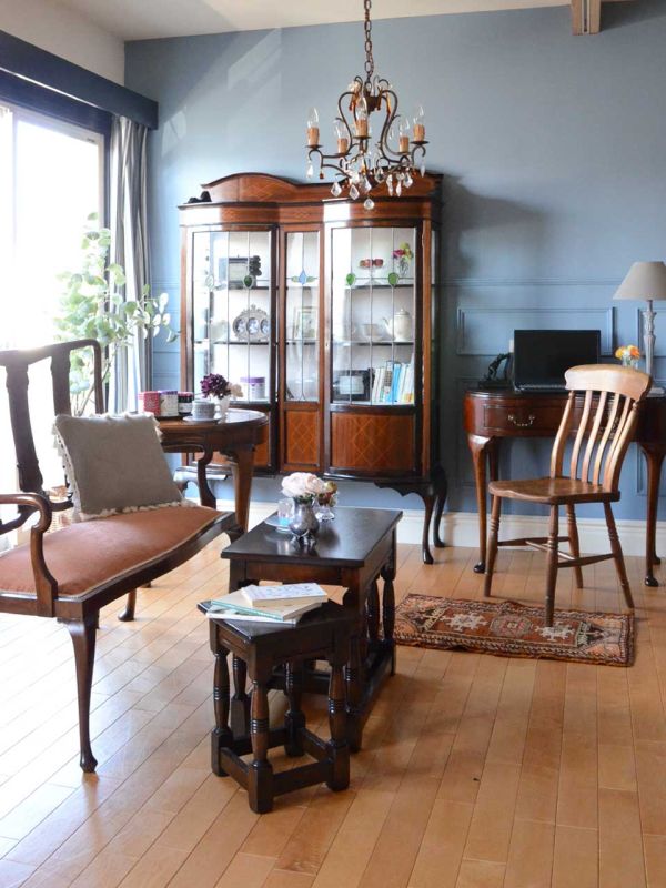 イギリスのおしゃれなアンティークの椅子、ナチュラル感漂うキッチン