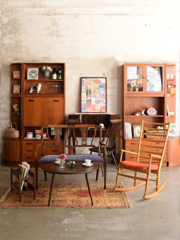 おしゃれなビンテージの家具、北欧スタイルのシンプルなマガジンラック