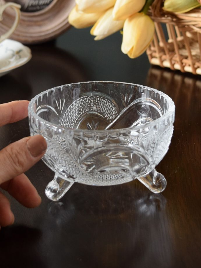 アンティーク風のガラス雑貨、脚付きの可愛い小さなガラスボウル(n2