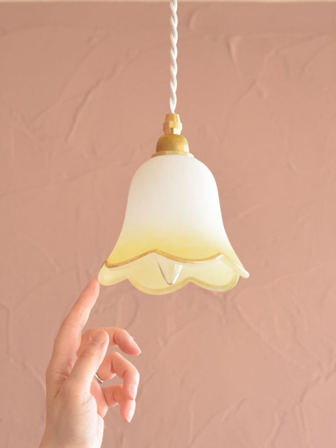 イエローのお花の形が可愛いガラスのペンダントライトセット（イエロー